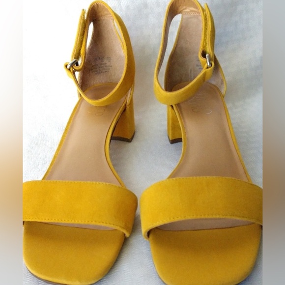 Franco Sarto Low Heeled Yellow Sandals Size 9 - Picture 2 of 8
